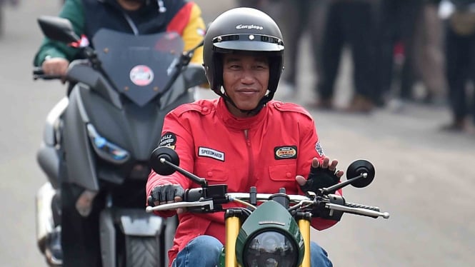 Presiden Joko Widodo mengendarai motor menuju Pasar Anyar, Tangerang, Banten, Minggu, 4 November 2018.