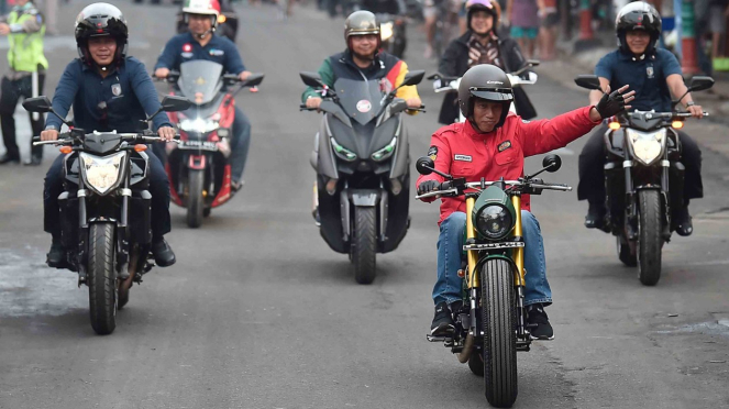 Presiden Joko Widodo (kanan) mengendarai motor menuju Pasar Anyar, Tangerang, Banten, Minggu, 4 November 2018.