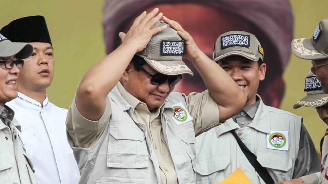 Calon Presiden nomer urut 02 Prabowo Subianto (tengah) mengenakan topi dari Komandan Jenderal Kopassandi Abdul Rasyid Abdullah Syafii (kanan) pada deklarasi dukungan Komando Ulama Pemenangan Prabowo-Sandi (Koppasandi) di Jakarta