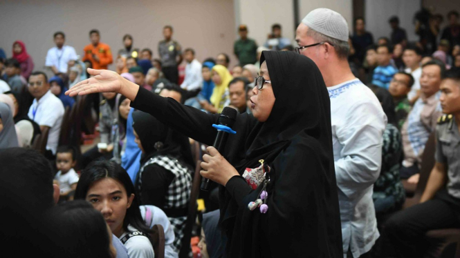 Keluarga korban jatuhnya pesawat Lion Air JT 610 memberikan pertanyaan saat berlangsungnya sesi konferensi pers di Jakarta, Senin, 5 November 2018.