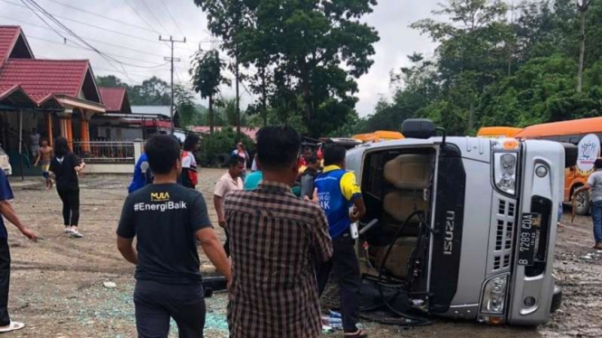 Minibus logistik tim Jerman di ajang balap sepeda Tour de Singkarak terjungkal