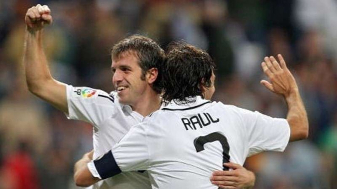 Mantan Gelandang Real Madrid, Rafael Van der Vaart (kiri)