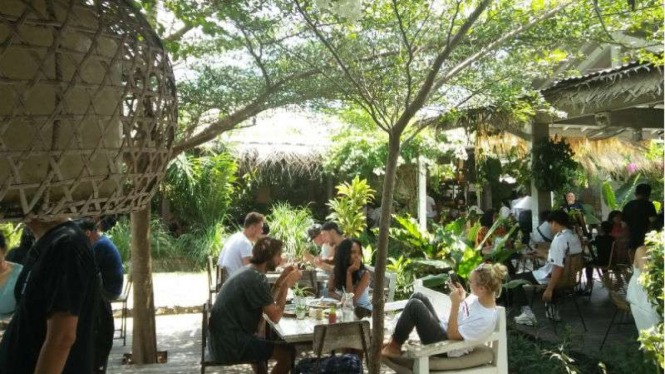 Suasana rindang di restoran Nook, Bali