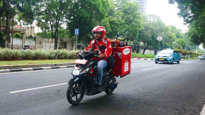 Runner melakukan pengantaran bahan bakar minyak (BBM) untuk pesanan layanan Go Pertamina pada aplikasi GO-LIFE di Jakarta, 27 Oktober 2018.