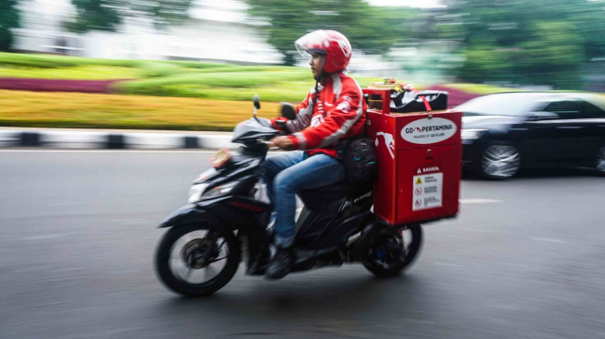 Runner melakukan pengantaran bahan bakar minyak (BBM) untuk pesanan layanan Go Pertamina pada aplikasi GO-LIFE di Jakarta, 27 Oktober 2018.