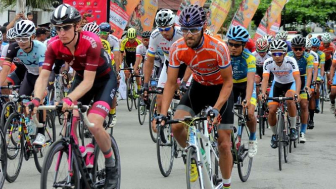 Para pembalap sepeda asing ambil bagian dalam Tour de Singkarak 2018