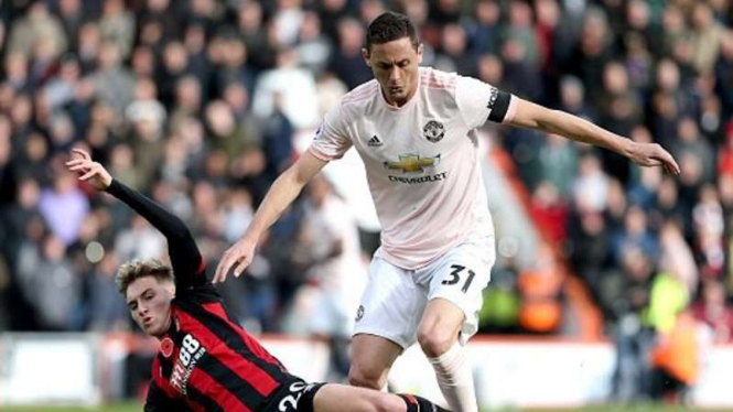 Gelandang Manchester United, Nemanja Matic (kanan)