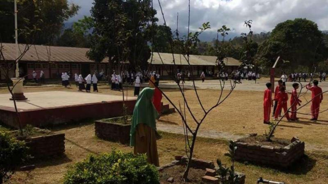 Siswa sekolah berhamburan keluar saat gempa guncang Lombok.