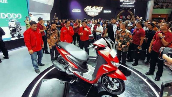 Presiden Jokowi saat melihat-lihat Yamaha FreeGo.