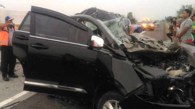 Mobil Toyota Innova ringsek setelah menabrak truk di Tol Surabaya-Mojokerto, Jawa Timur, pada Selasa, 6 November 2018.
