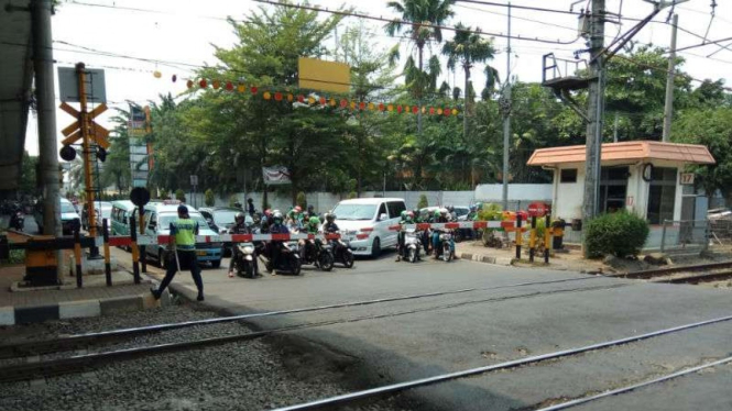 Perlintasan sebidang kereta api di Daop I Jakarta, Selasa, 6 November 2018.