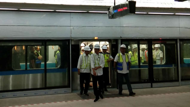 Presiden Joko Widodo dan Menhub Budi Karya Jajal MRT Jakarta.