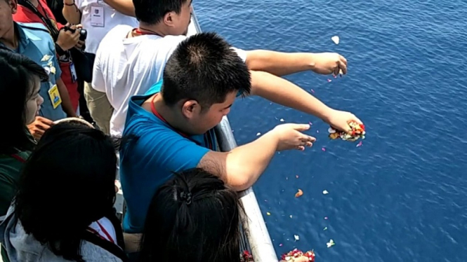 Keluarga korban jatuhnya pesawat Lion Air mengikuti tabur bunga  
