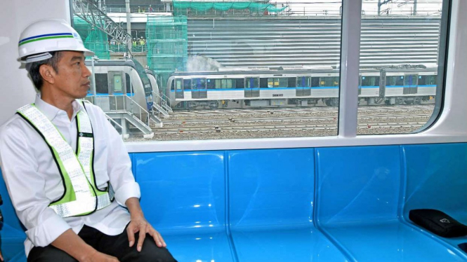 Presiden Joko Widodo saat menjajal MRT Jakarta dari Lebak Bulus ke HI.