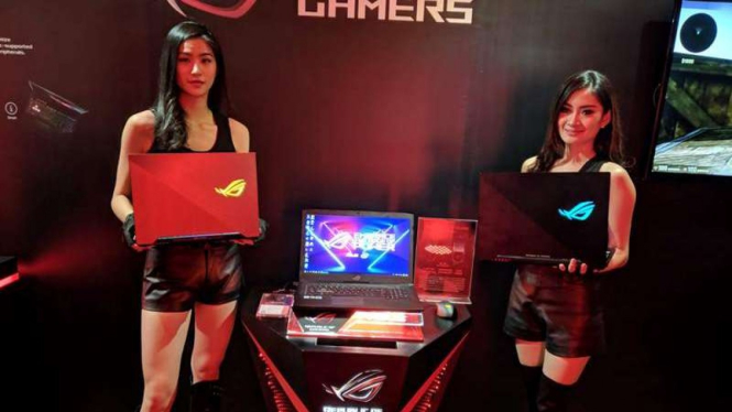 SPG bersama laptop terbaru Republic of Gamers