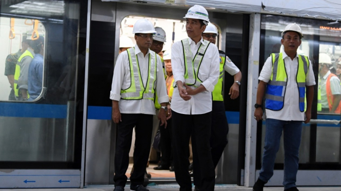 Presiden Jokowi Mencoba MRT Jakarta