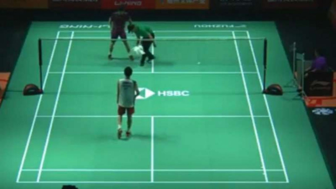 Lin Dan meminta petugas mengepel lapangannya saat lawan Kento Momota.