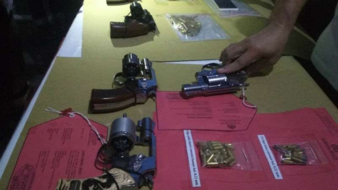 Polisi memperlihatkan barang bukti senjata api (Foto Ilustrasi)