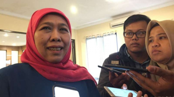 Gubernur terpilih Jawa Timur Khofifah Indar Parawansa usai menghadiri konferensi pers dukungan Jaringan Kyai Santri Nasional Jawa Barat untuk Joko Widodo-Ma’ruf Amin di Bandung pada Selasa malam, 6 November 2018.