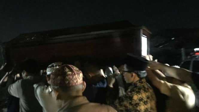 Jenazah Imam Riyanto, satu di antara 44 jasad teridentifikasi korban kecelakaan Lion Air JT-610, disemayamkan di rumah duka di kawasan Cinere, Depok, Jawa Barat, pada Selasa malam, 6 November 2018.