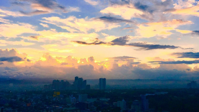 Matahari terbit di sebuah kota