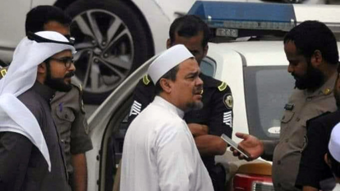 Habib Muhammad Rizieq Syihab bersama sejumlah aparat di Arab Saudi.