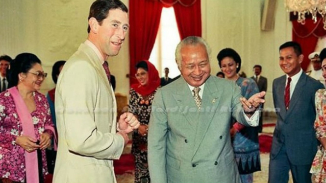 Presiden Soeharto menyambut kedatangan Prince Charles