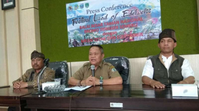 John Kenedie, Kepala Balai Besar Taman Nasional Bromo Tengger Semeru. Setelah Budidaya Edelweis, Kini Bunga Abadi Endemik Bromo Dan Semeru Boleh Dipetik