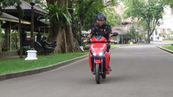 Presiden Joko Widodo mencoba motor listrik Gesits.