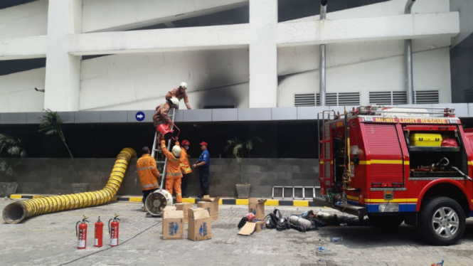 Petugas Dinas Pemadam Kebakaran di Gedung Kementerian Pemberdayaan Wanita