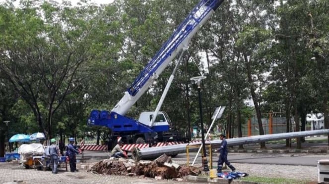Crane yang bertugas membersihkan puing-puing kerusakan kompleks Jakabaring