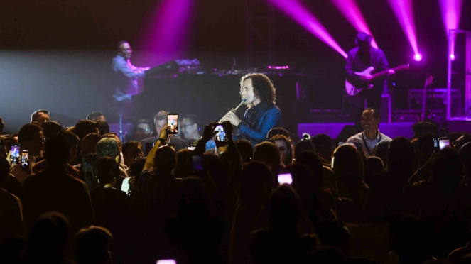 Saksofonis asal Amerika Serikat Kenny G tampil dalam konser di Jakarta