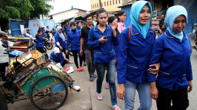 Buruh keluar dari pabrik garmen saat jam pulang kerja, di Bekasi, Jawa Barat