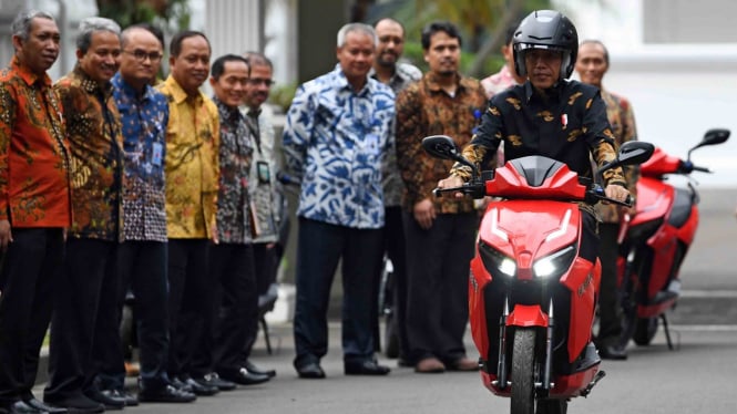 Presiden Joko Widodo menjajal motor listrik buatan dalam negeri Gesits seusai melakukan audiensi dengan pihak-pihak yang terlibat proses produksi di halaman tengah Istana Kepresidenan, Jakarta, Rabu, 7 November 2018.