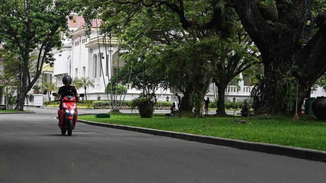 Presiden Joko Widodo menjajal motor listrik buatan dalam negeri 'Gesits' seusai melakukan audiensi dengan pihak-pihak yang terlibat proses produksi di halaman tengah Istana Kepresidenan, Jakarta, Rabu, 7 November 2018.