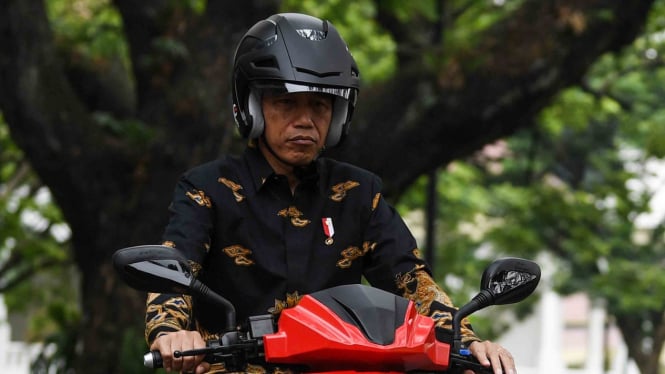 Presiden Joko Widodo menjajal motor listrik buatan dalam negeri 'Gesits' seusai melakukan audiensi dengan pihak-pihak yang terlibat proses produksi di halaman tengah Istana Kepresidenan, Jakarta, Rabu, 7 November 2018.