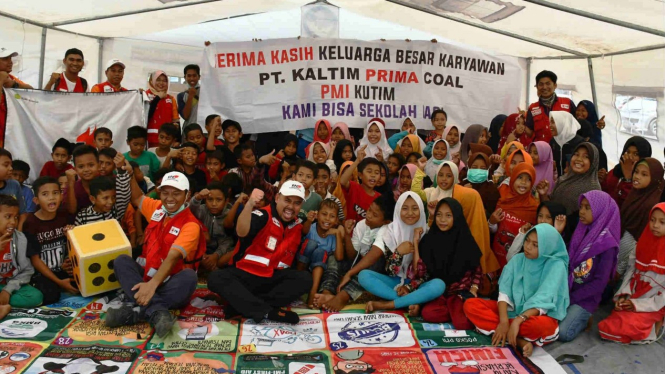 PT Kaltim Prima Coal berikan bantuan peralatan sekolah ke anak-anak Palu.