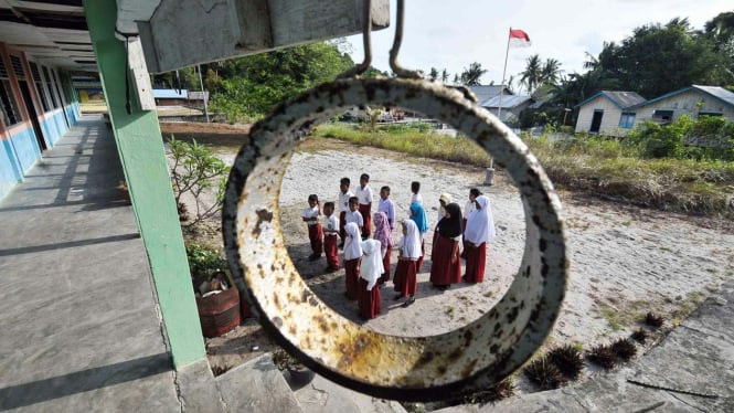 Pelajar SD 005 Singkep Selatan berada di halaman depan sekolah mereka di Pulau Berhala, Lingga, Kepulauan Riau, Selasa, 6 November 2018.