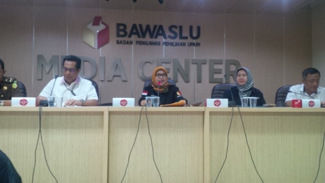 Komisioner Bawaslu, Ratna Dewi Pattalolo (tengah).