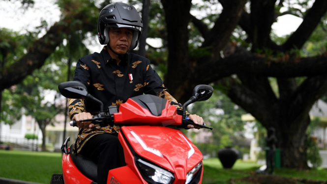 Presiden Jokowi menjajal motor listrik Gesits.