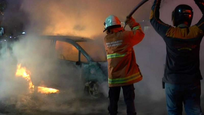 Mobil Suzuki Karimun terbakar di Jalan A Yani Surabaya, Jawa Timur, pada Rabu malam, 7 November 2018.