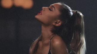 Ariana Grande Pakai Lip Gloss Murah di Video Klip Terbaru