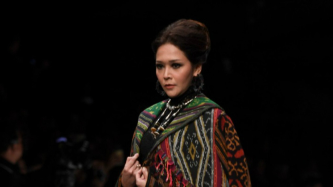 Penyanyi Maia Estianty mengenakan busana rancangan Anne Avantie pada Jakarta Fashion Week 2019 di Senayan City, Jakarta, Selasa (23/10/2018). 