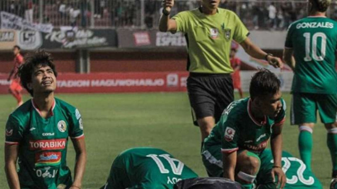 Para pemain PSS Sleman rayakan gol.