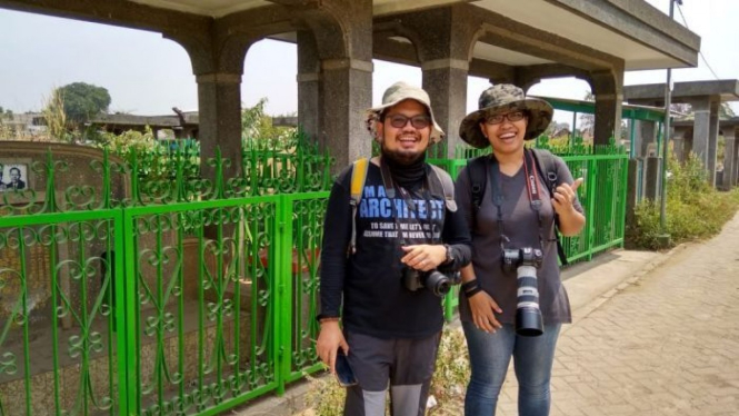 Deni Priya Prasetia, kiri, dan Ruri Hargiyono berbagi minat melestarikan warisan budaya berupa pemakaman.