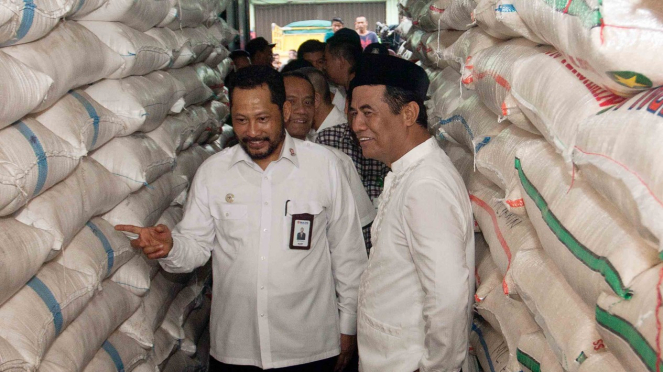 El ministro de Agricultura (Mentan), Amran Sulaiman (derecha), junto con el director jefe de la Agencia de Logística (Bulog), Budi Waseso (izquierda), llevaron a cabo una inspección sorpresa (sidak) en el mercado principal de arroz de Cipinang (PIBC), Yakarta.