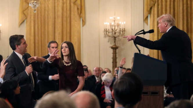 Wartawan CNN Jim Acosta saat cekcok dengan Presiden AS, Donald Trump. -Reuters