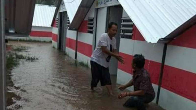 Hunian sementara di Desa Guntur Macan, Lombok Barat tergenang banjir. 