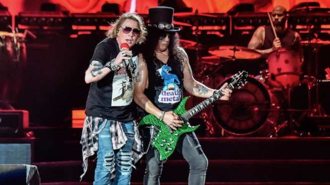Axl Rose dan Slash dalam Konser Guns N' Roses di Jakarta