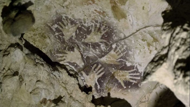 Seni stansil tangan di gua di Kalimantan Timur